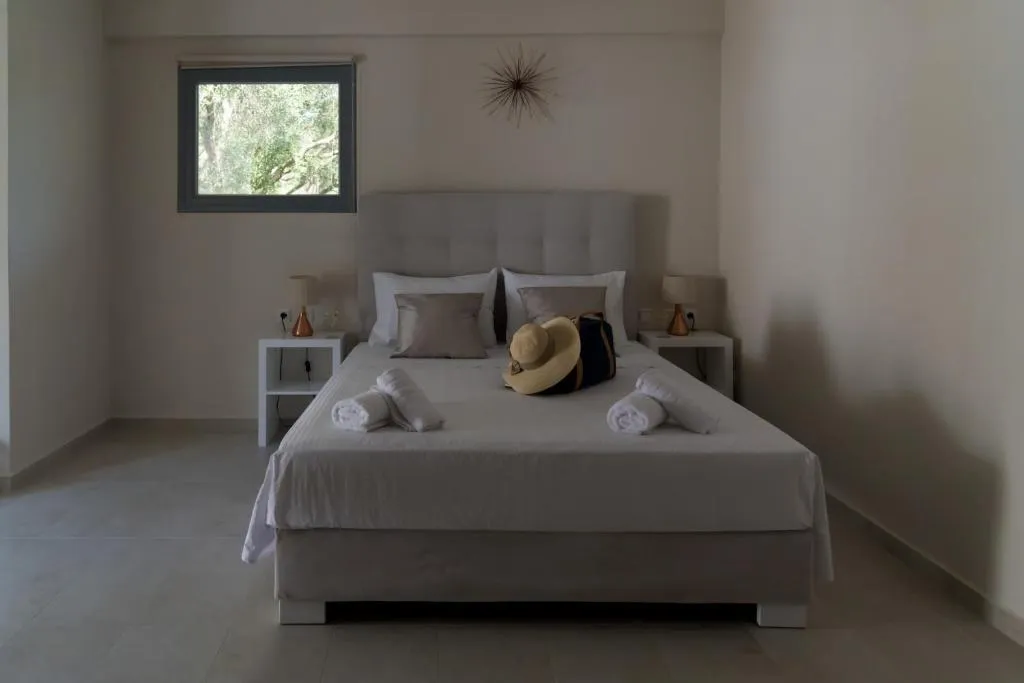 Deluxe Double Room with Balcony — Kiperi Exclusive (1)